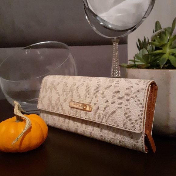Michael Kors Handbags - Michael Kors wallet